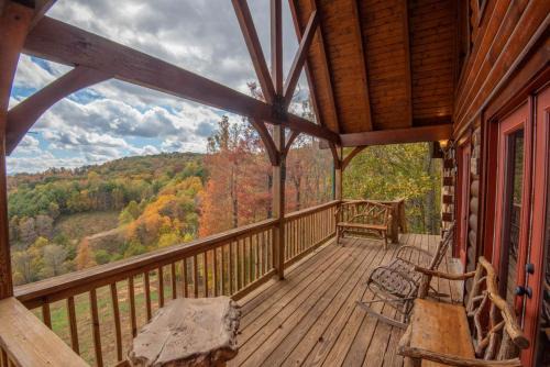 7 Bd Log Cabin Retreat- Game Rm, Hot Tub, Room for the Whole Family!