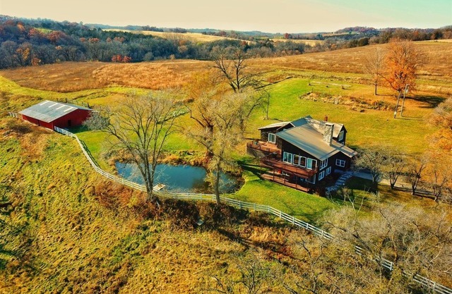 7 bedroom/3 bath Lodge on Canoe Creek in Decorah