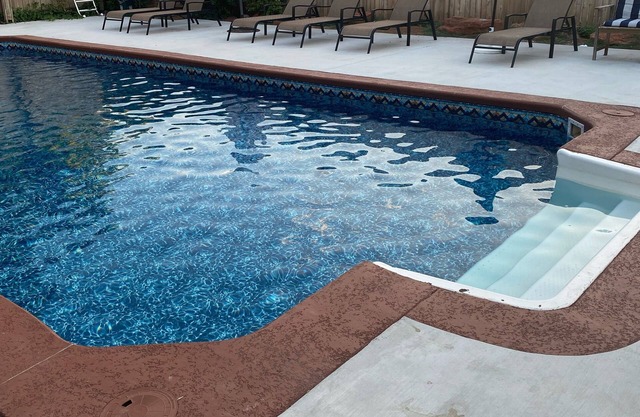 7 bedroom , 5.5 bathroom, sleep 16+, Pool, Theater room, Hot Tub, Game room.