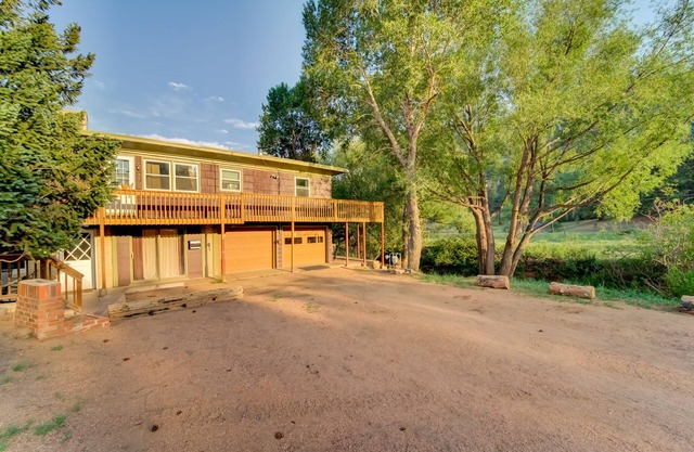 7 Bedroom on the Side of Pikes Peak on a Mountain Stream