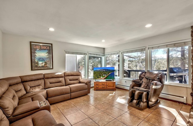 7 Bedroom Tahoe Cabin, Pool Table, game room, minutes from Heavenly and Casinos