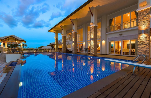 7 Bedrooms Mansion on The Golf Course-JB