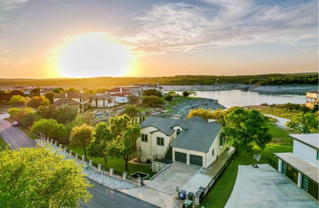 7 BR Lakefront Huge Estate-sleeps 14 adults+6/8 kids,boat dock,cliff jump+kayaks