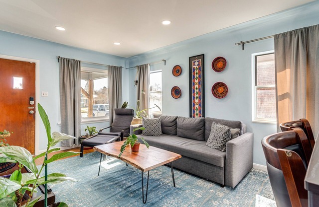 7 Mi to Denver: Inviting Aurora Home w/Yard!