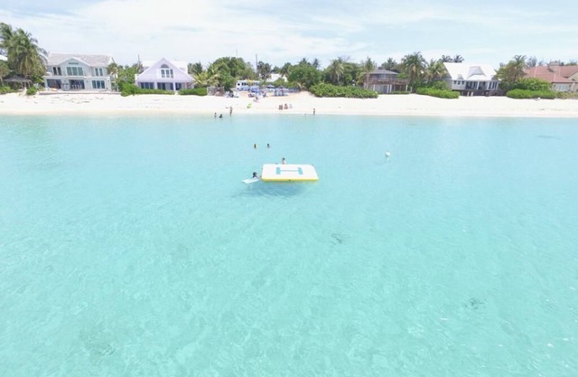 7 Mile Beach Penthouse with Pool View and Rooftopn