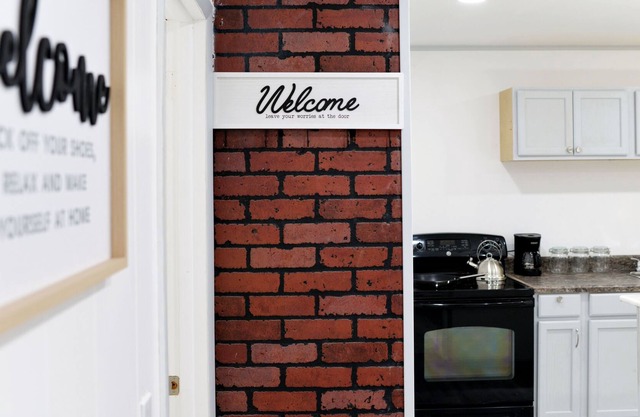 7 min. To the delta lake state park! Modern apt.
