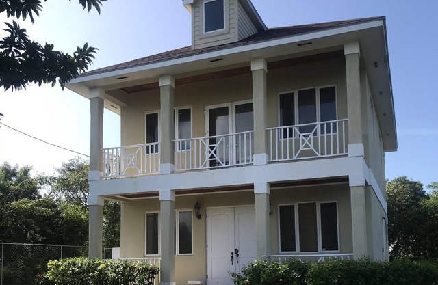 7 mins walk to beach. Very private cottage w/electric gate access. Ground floor