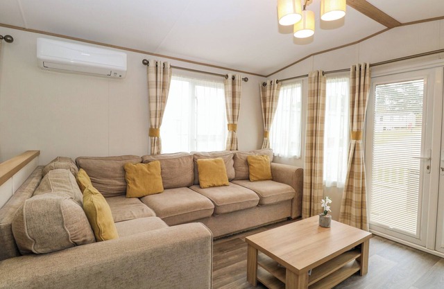 75 FOXBURROW HANG, pet friendly, country holiday cottage in Fritton