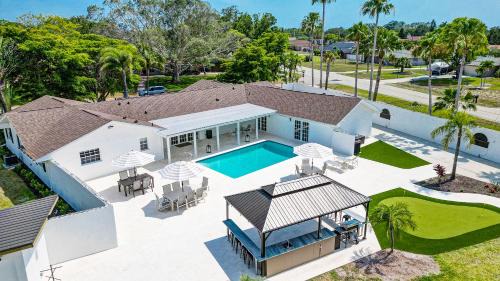 75 Palms! Sleeps 23! Luxury 1 acre lot Pool and Spa, Putting Green & Game Room!