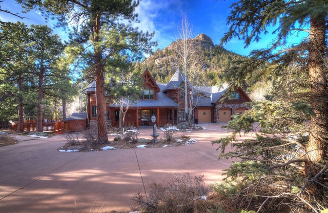 8 BR/8b Luxury Mtn Lodge on Fall River, 8,500 sq ft living space, 2 1/2 Acres