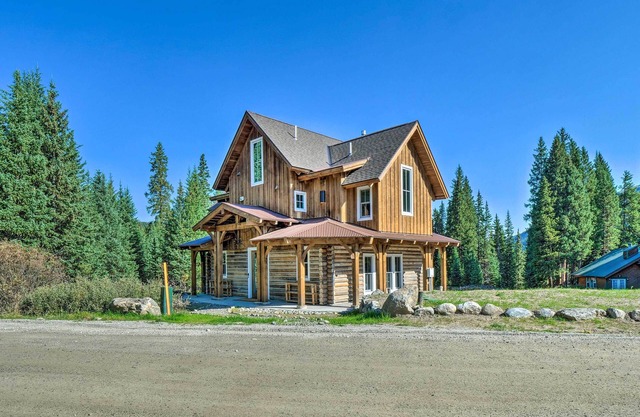 8 Mi to Ski: Custom-Built Cabin in Breckenridge