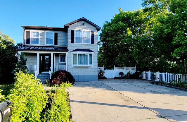 8 min Walk to Beach, HUGE and NEW,Family Friendly, Free Beach Passes