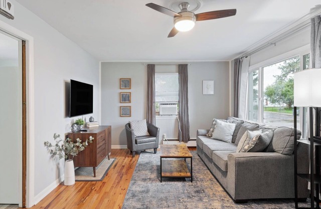 8 mins to CFD 4Bdrm - 2Bath - 5Beds Full Duplex - 2 Kitchen's - 2 Living Room's