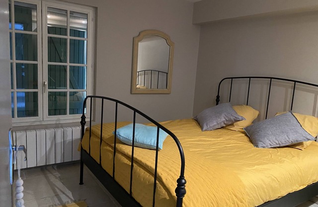 8-person villa in quiet location near lake and beach