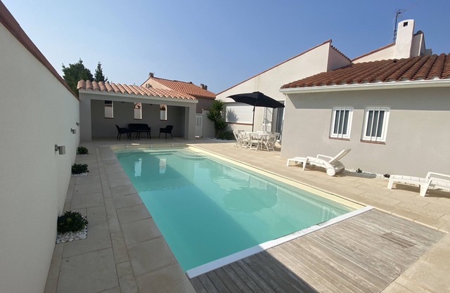 8-person villa with pool and air conditioning, children's playroom