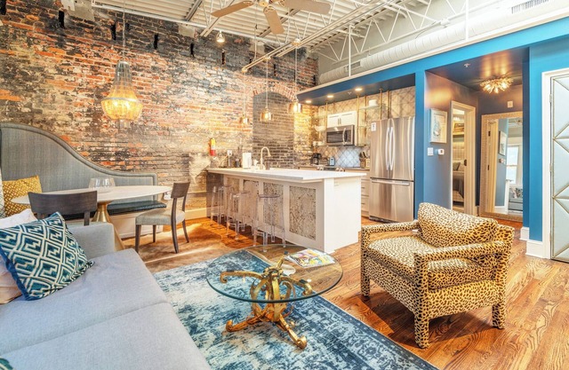 80 LEX 203 + free parking 1 BD King/1 BA