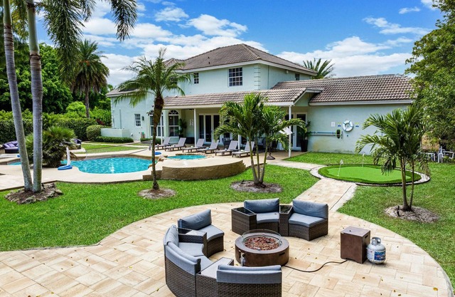8BR Entertainers Estate w/Pool, Games & Theater !