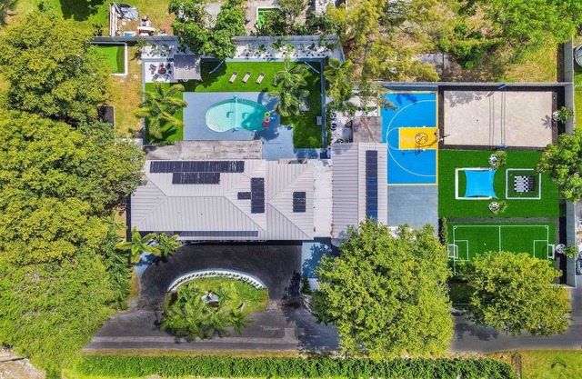 8BR Resort w/Pool & Tons of Games - 22 Guests