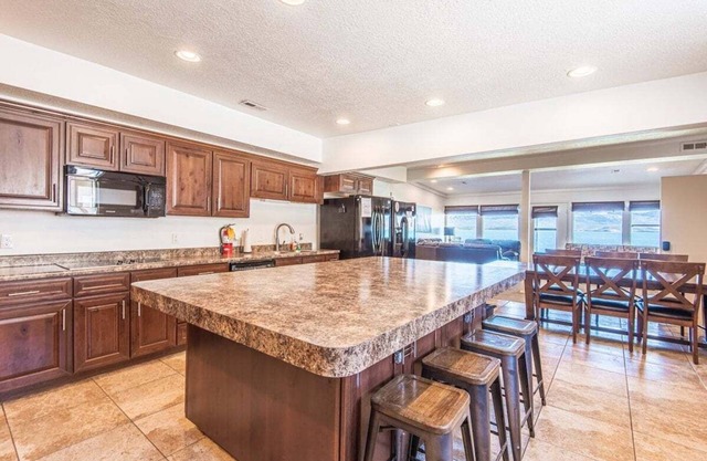 9-BR Direct Beachfront: Perfect for Large Groups!