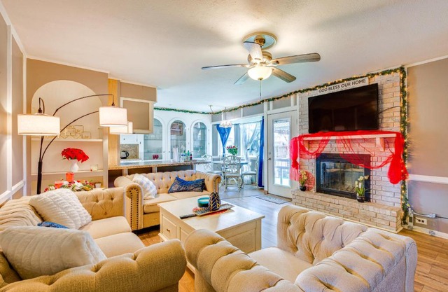 9 Mi to Dtwn Spacious Retreat in Corpus Christi!