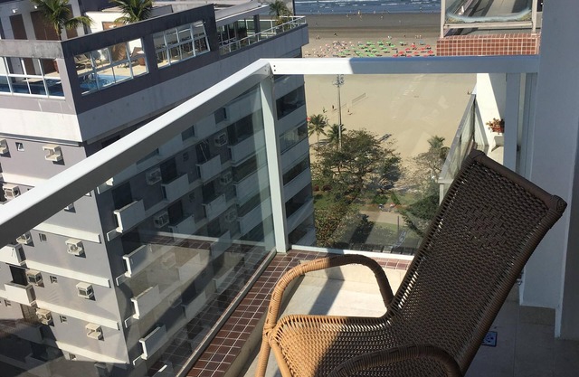 90m2 apartment, beautiful sea view, on Gonzaga beach, with garage.