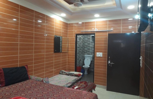 92, 121, 74, 700 Foreigners place in cream location of lajpat nagar luxury apartment with fully equipped private kitchen wid gas n all utensils, fridge, Android tv, wifi and attached washroom, very safe and secure peaceful area all your sweet home