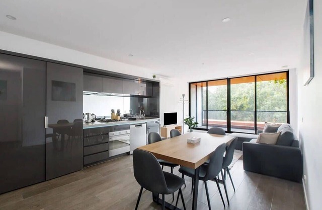 A 3BR Apt Next to Melbourne Zoo, FREE Parking