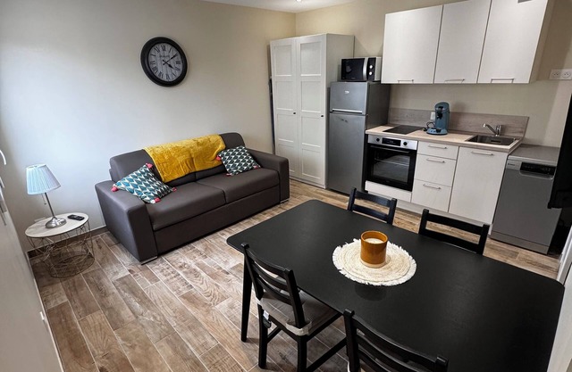 A 5-minute walk from the beach and shops. Ideal for families.