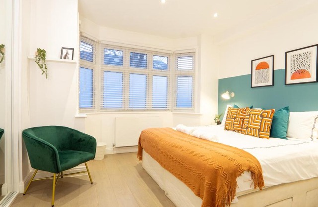 A beautiful Two Bedroom Flat with Garden & Parking
