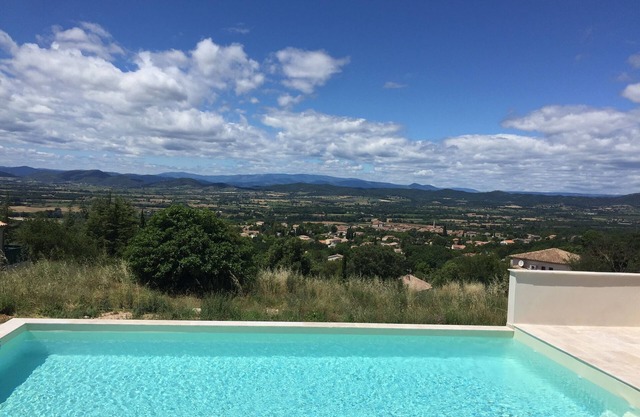 A beautiful villa with a spacious heated pool that will enchant your vacations.