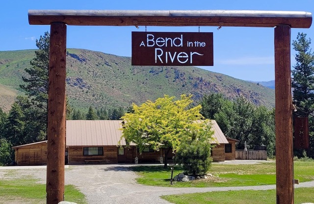 A Bend in the River Lodge - Dog Friendly and Next to the River, 3 Bedroom Option