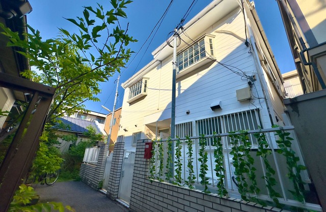 A calm Japanese-style house with easy access from central Tokyo. It can accommodate up to 10 people and is ideal for families and groups traveling together.