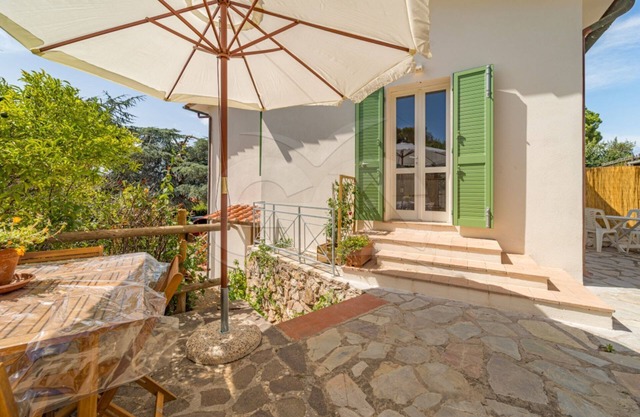 A Casa di Massi surronded by greenery of Magazzini