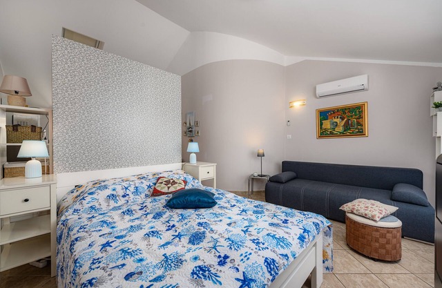 A charming studio apartment near the beach