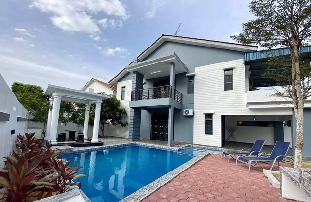 A Comfy & Stylish 4BR Home with Private Pool