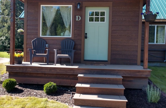 A cozy, affordable studio cabin close to Glacier Park, Flathead Lake and more!