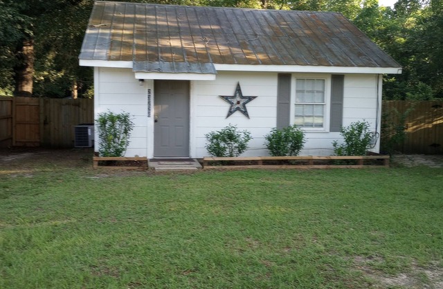 A cozy cottage in Florala, Alabama and just minutes away from Lake Jackson.
