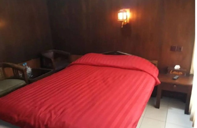 A decent bedroom with bathroom near Cafe Lava Rst. 45minutes walk to Mt. Bromo