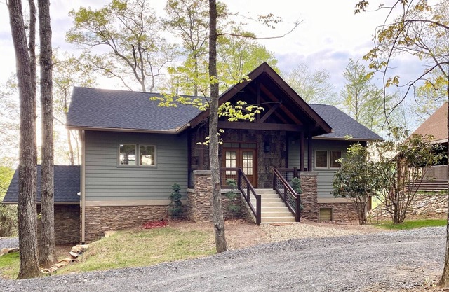 A Deer Haven-Upscale, Hot Tub, River Access, Views, Foosball, 2K Beds