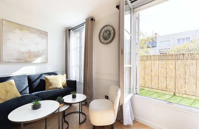 A Elegant 1-BR with Services in Batignolles