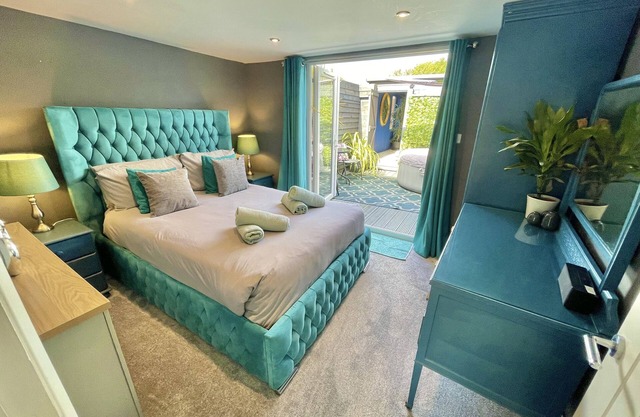 A Hidden Gem With Private Hot Tub and Garden