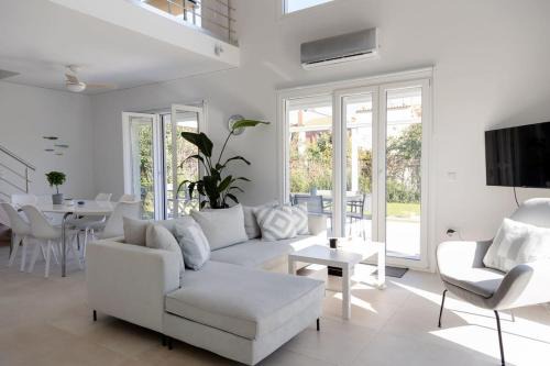 A Homes Greece Athens - Luxurious Beach Villa with Private Garden