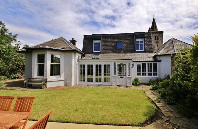 A house that sleeps 6 guests in 3 bedrooms