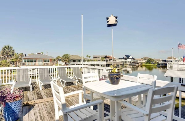 A Jolly Beach Home in Jamaica Beach, Water Views!