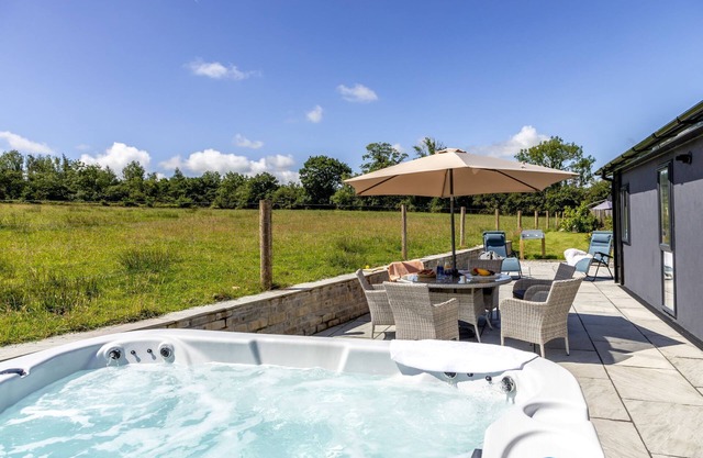 A lodge that sleeps 6 guests in 3 bedrooms
