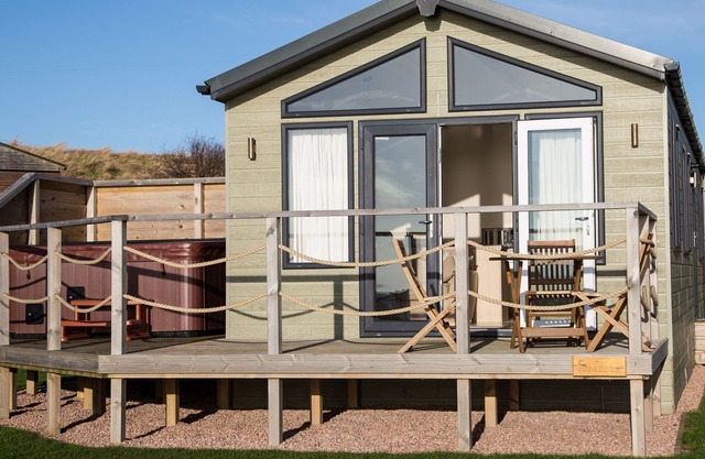 A lodge that sleeps 4 guests in 2 bedrooms