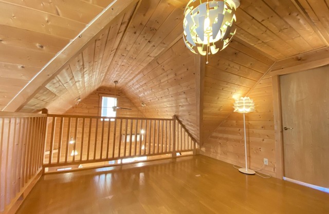 A log house in the forest, a relaxing slow life while being healed by the fire of the fireplace, and enjoying BBQ and hot pot using local ingredients