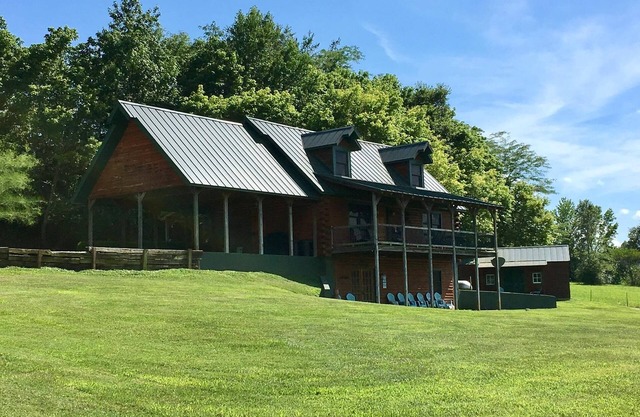 A Nesting Place - Beautiful 3 level cabin