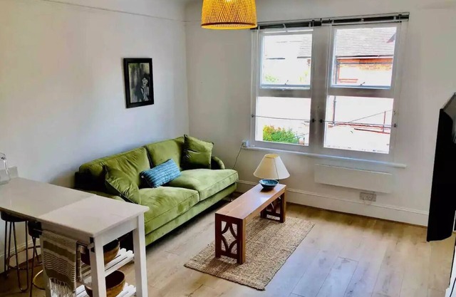 A Perfectly located, bright, modern Victorian Flat, recently refurbished.