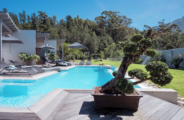A Riverbed Guesthouse